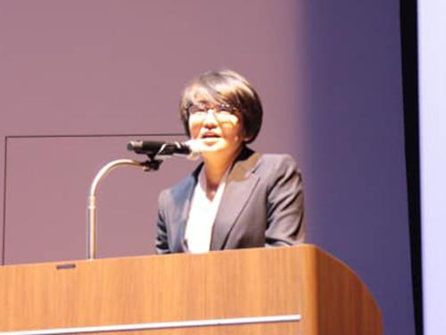 新NBの仕組みについて発表する耳塚仁美社長